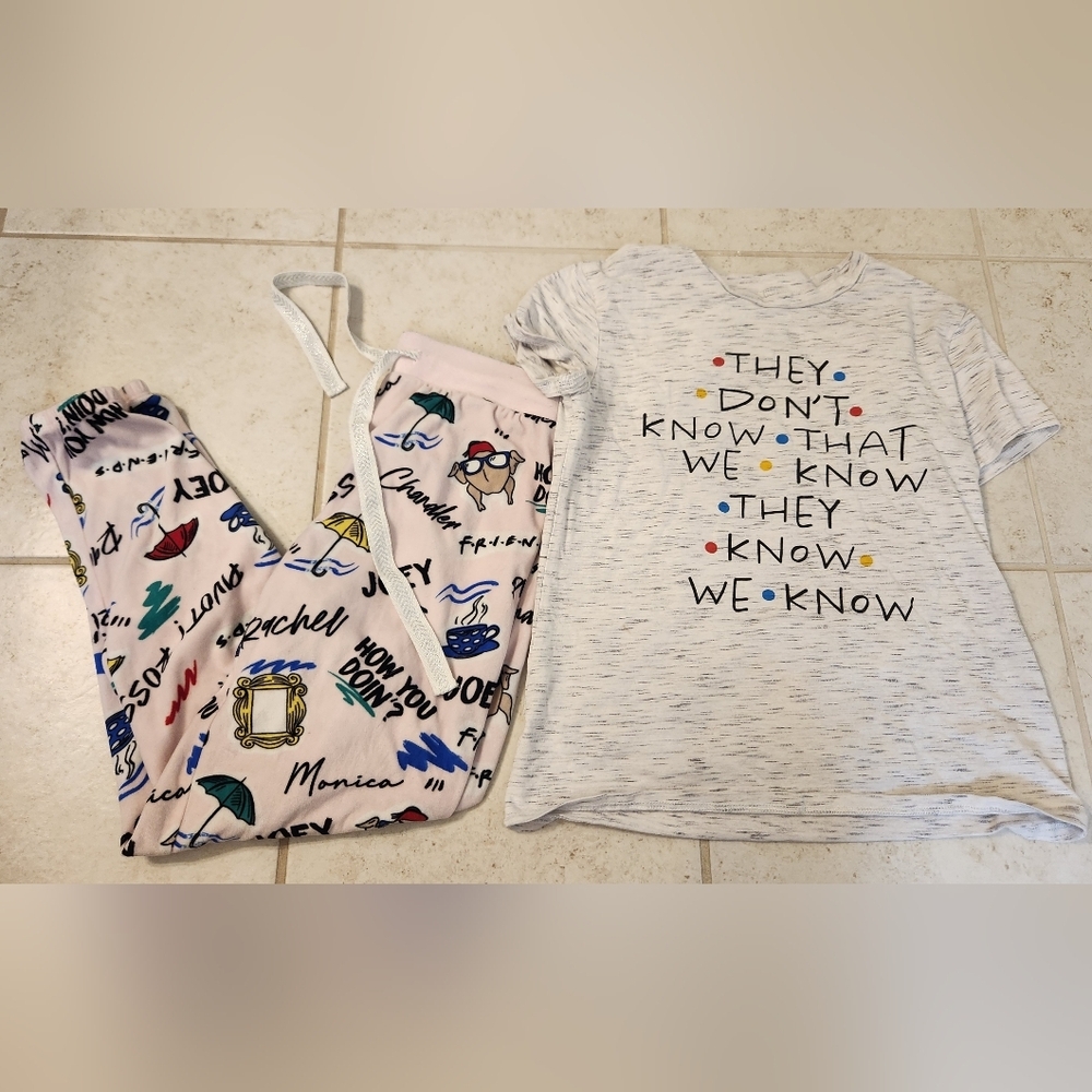 FRIENDS Pajamas Set Women’s Size S Central Perk Pink Pants Shirt #SS1040